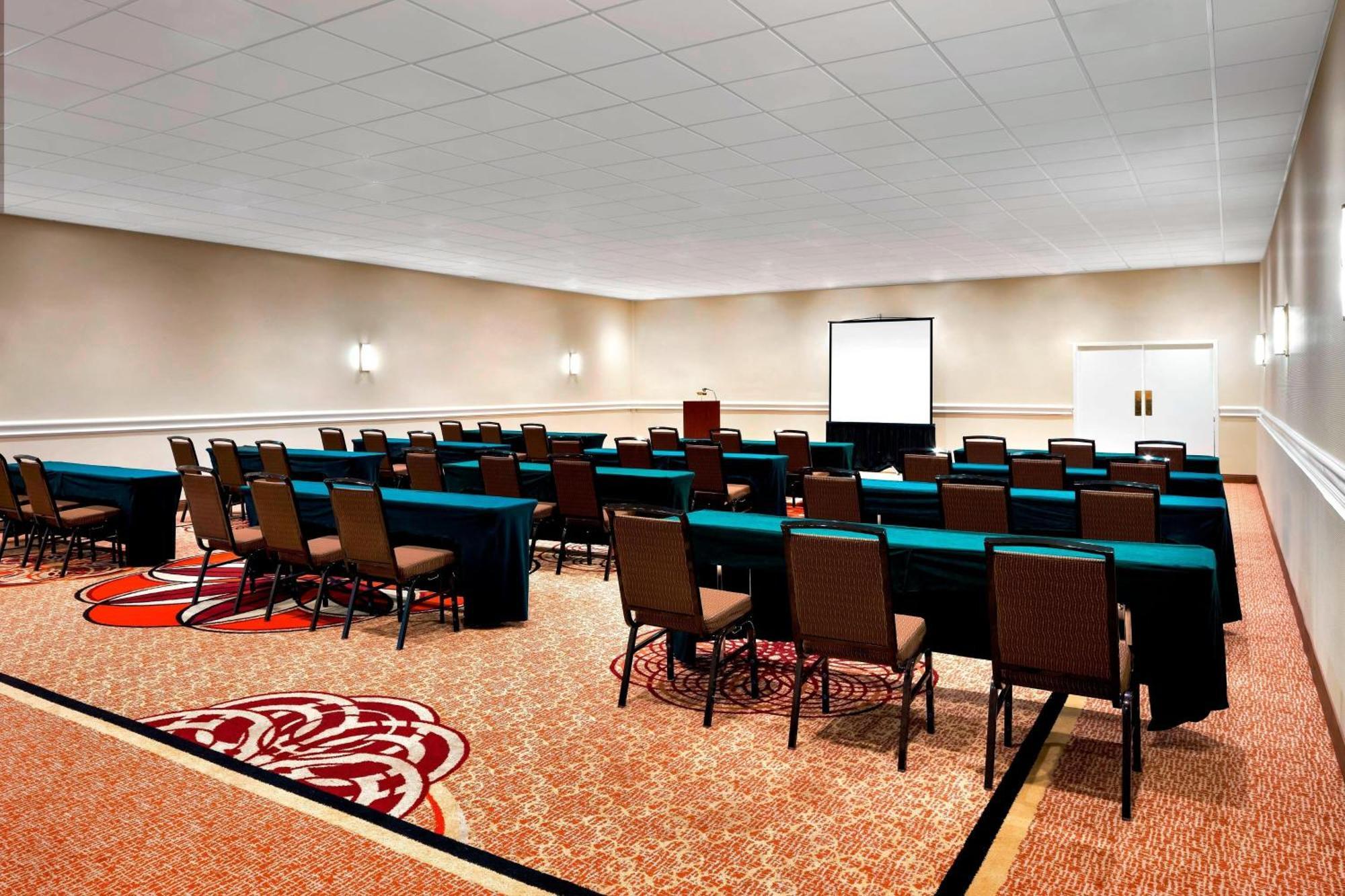 Sheraton Tampa Brandon 3*